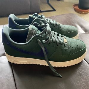 Only worn once size 11 NIKE AIR FORCE 1!